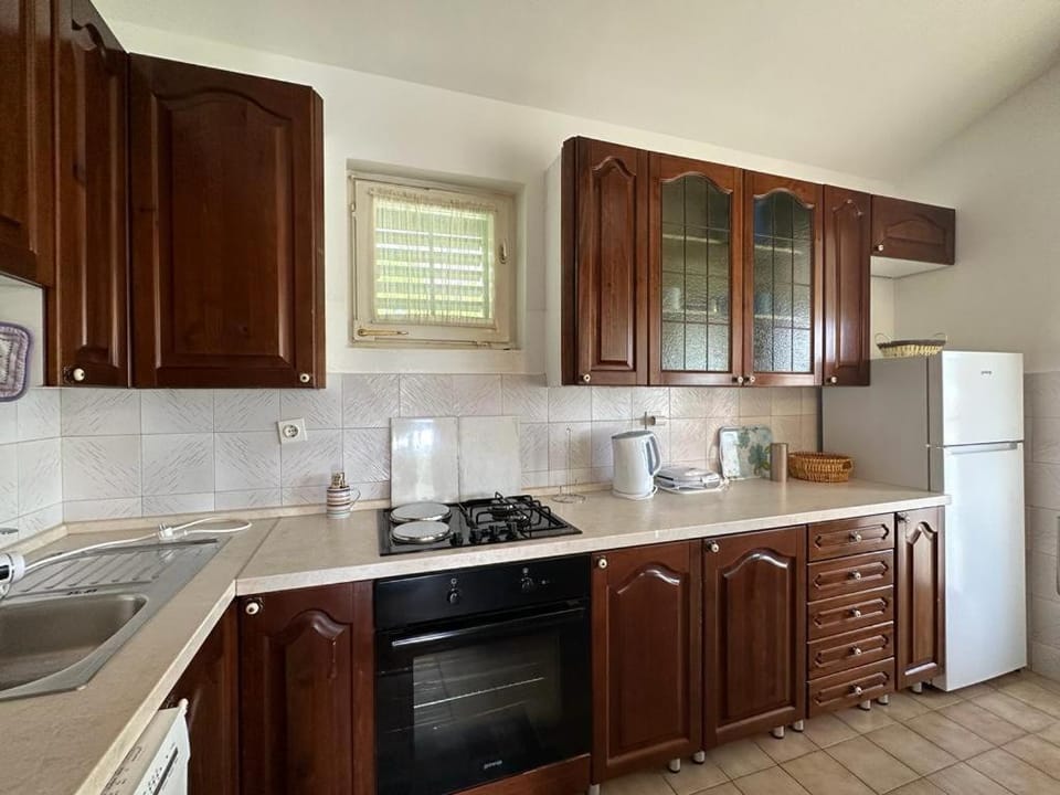 Kitchen or kitchenette, dishwasher, oven, toaster