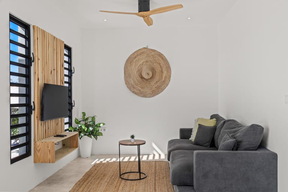 Day, TV and multimedia, Living room, Decorative detail, Seating area