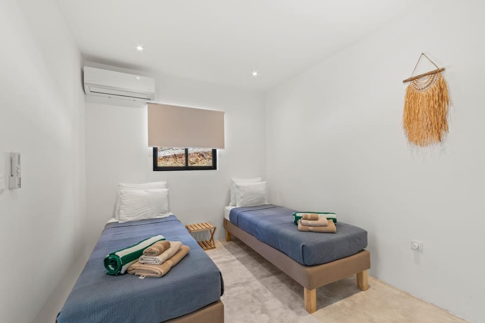 Bed, Day, Bedroom, towels, air conditioner