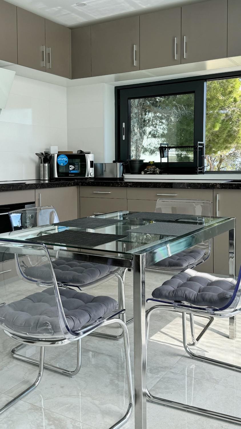 Kitchen or kitchenette, Dining area