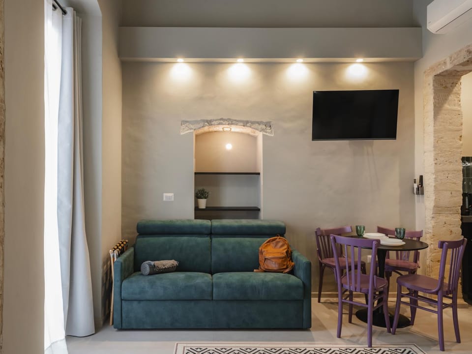 TV and multimedia, Living room, Seating area, Dining area