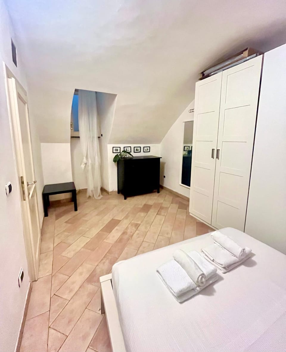 Photo of the whole room, Bedroom, towels, wardrobe