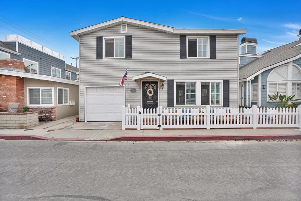 122 Thirty Third Street House in Balboa Peninsula