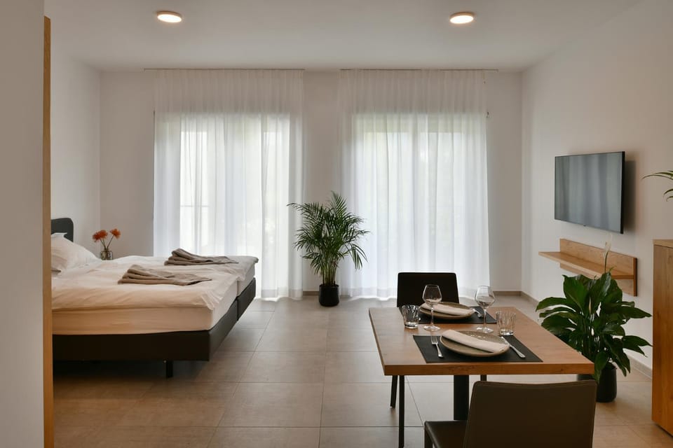 Bed, Seating area, Bedroom