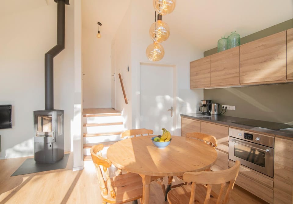 Coffee/tea facilities, Kitchen or kitchenette, Dining area, oven, stove