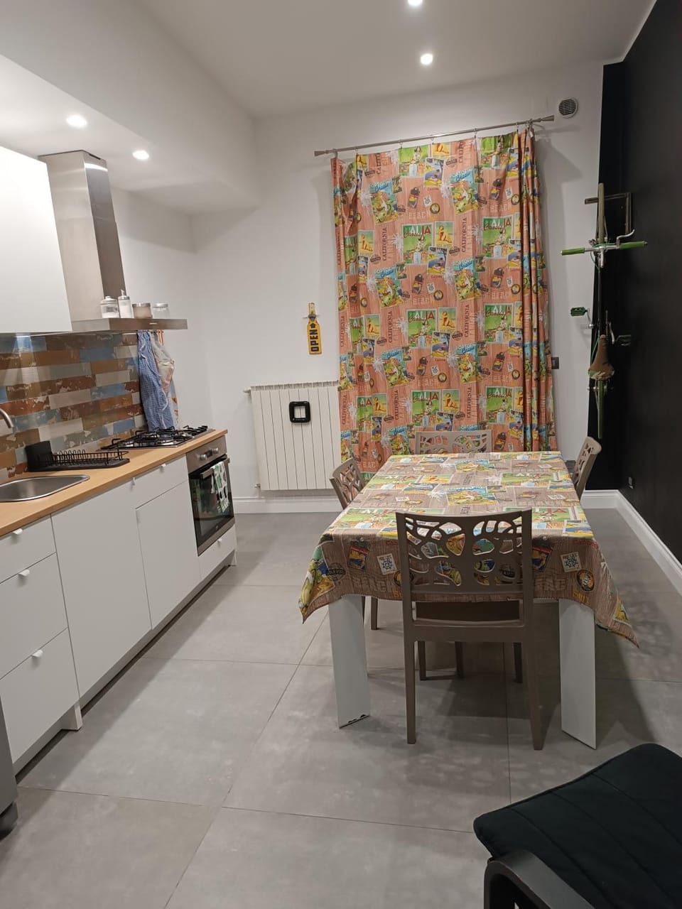 Kitchen or kitchenette, Dining area, oven, stove
