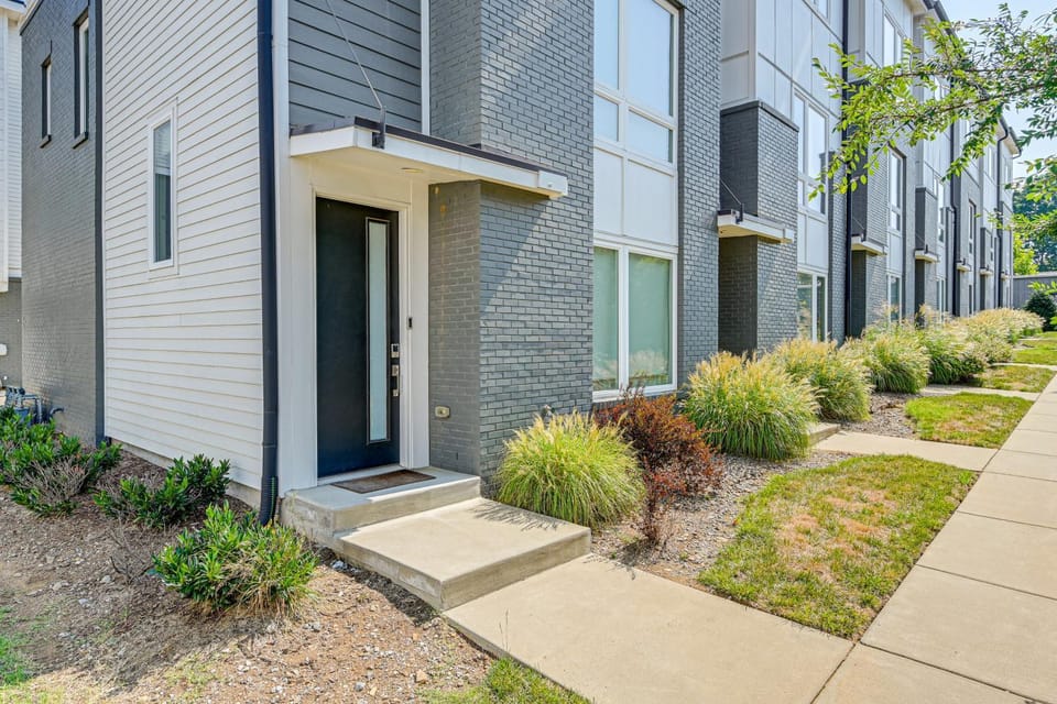 Bright Nashville Townhome ~ 5 Mi to Downtown! House in East Nashville