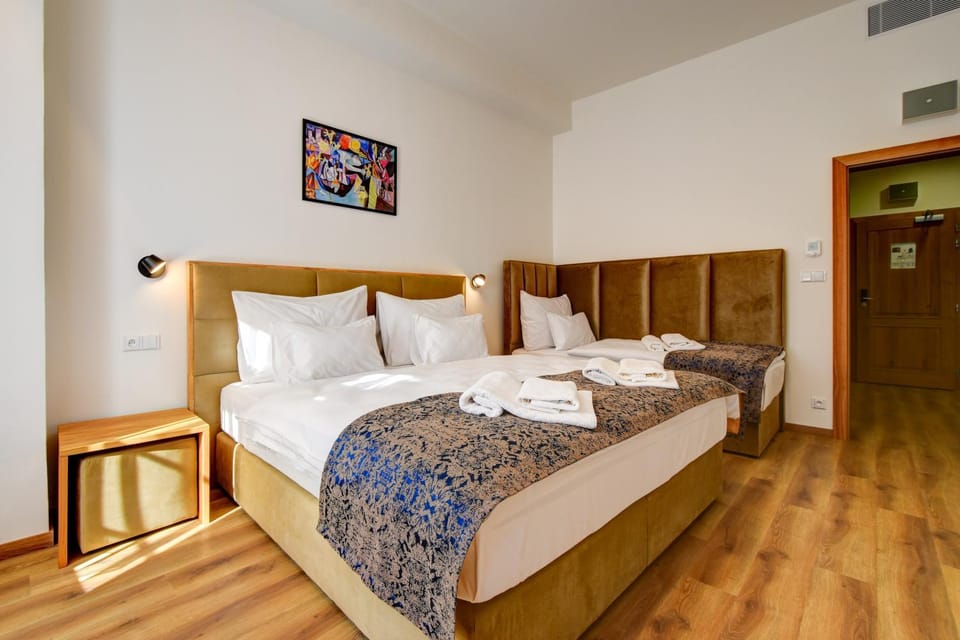 Bed, Seating area