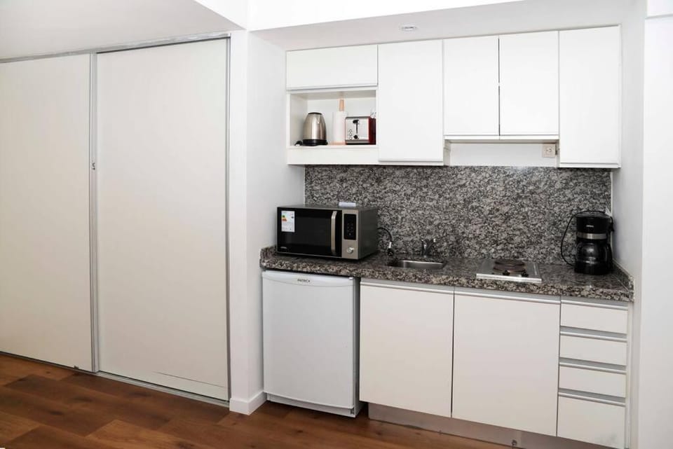 Coffee/tea facilities, Kitchen or kitchenette, stove, toaster