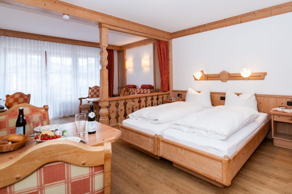 Photo of the whole room, Dining area, Bedroom