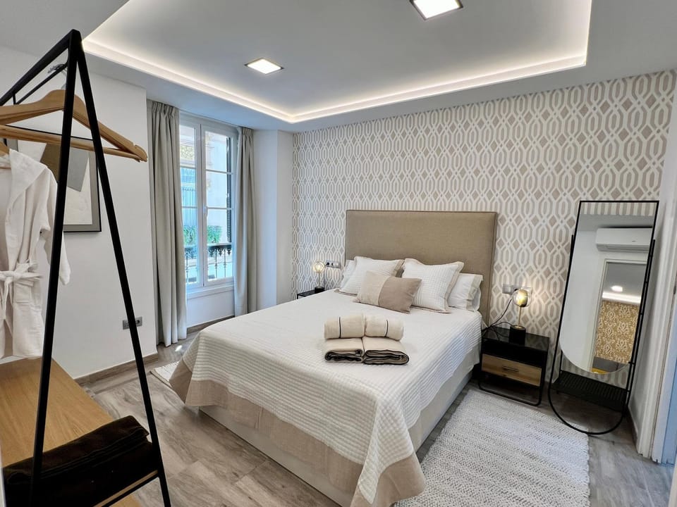 Bedroom, towels