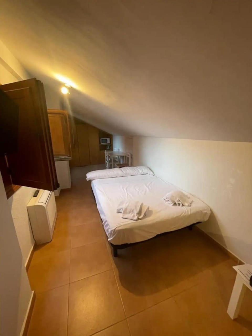 Bed, Bedroom, towels