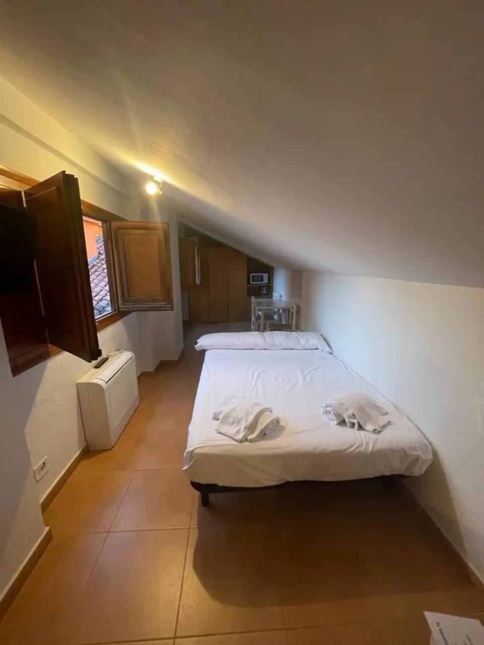 Bed, Photo of the whole room, Bedroom, towels