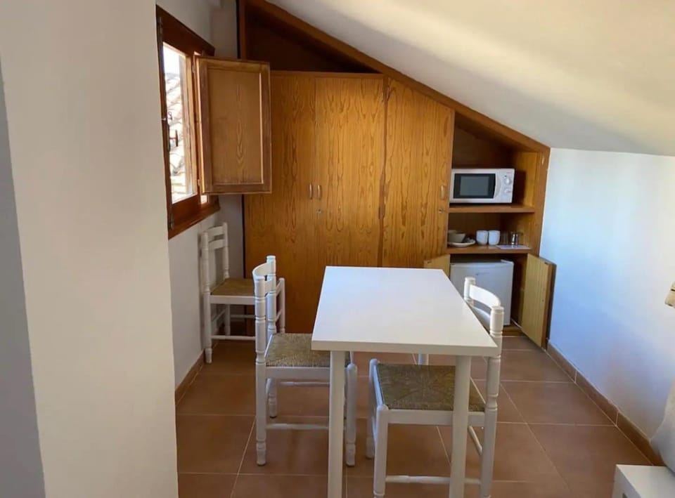 Dining area, minibar