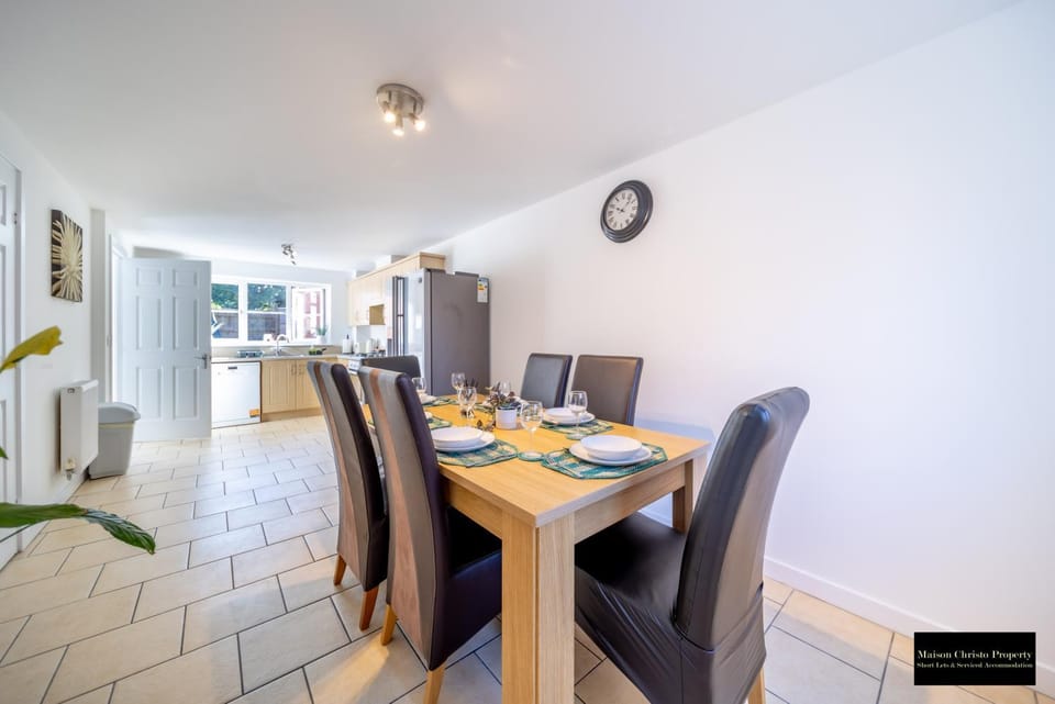 Kitchen or kitchenette, Seating area, Dining area