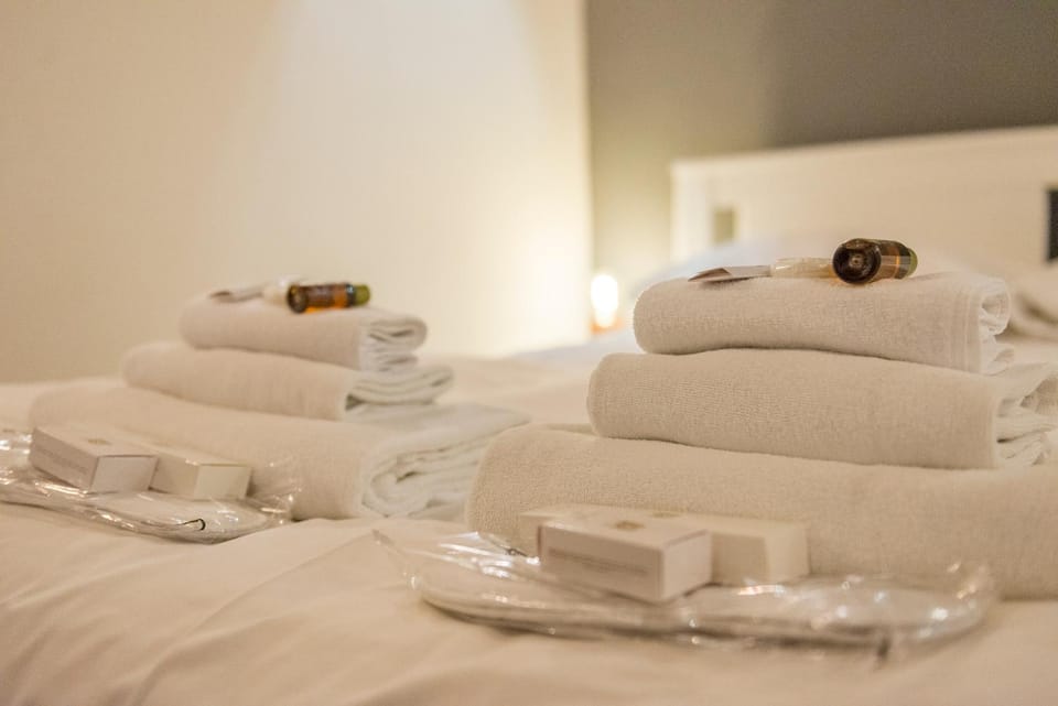 Bed, towels