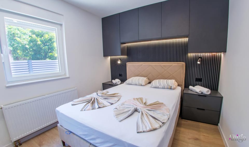 Bed, Bedroom, towels