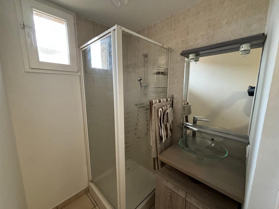 Shower, Bathroom, towels