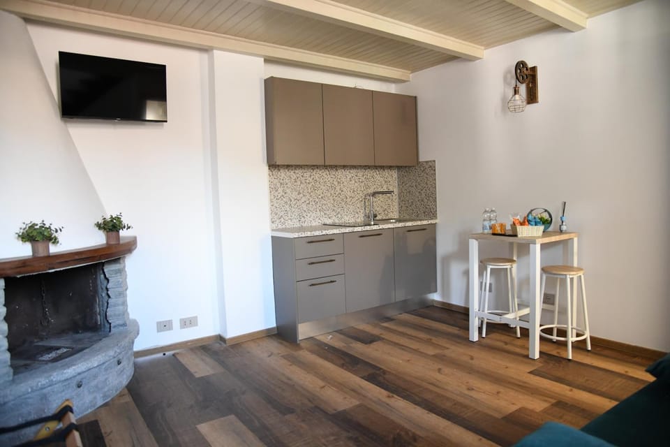 Kitchen or kitchenette, Living room, Seating area, Dining area, stove