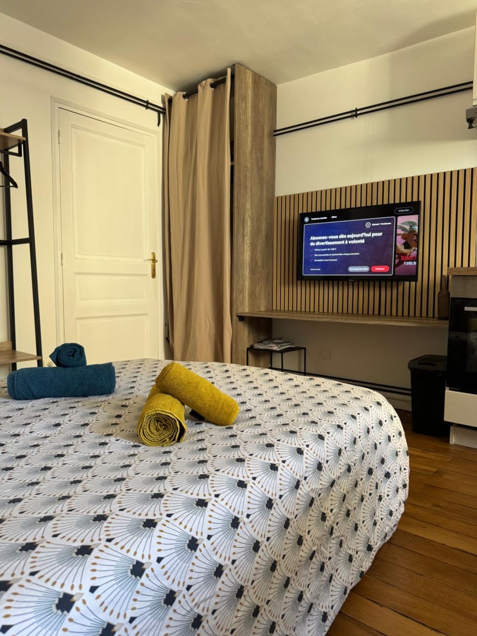 Bed, TV and multimedia, Photo of the whole room, Bedroom