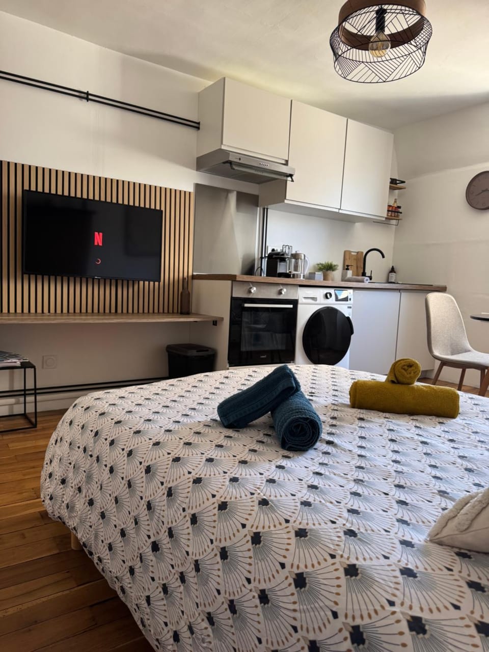 Bed, TV and multimedia, Kitchen or kitchenette, Living room, Bedroom, stove, towels