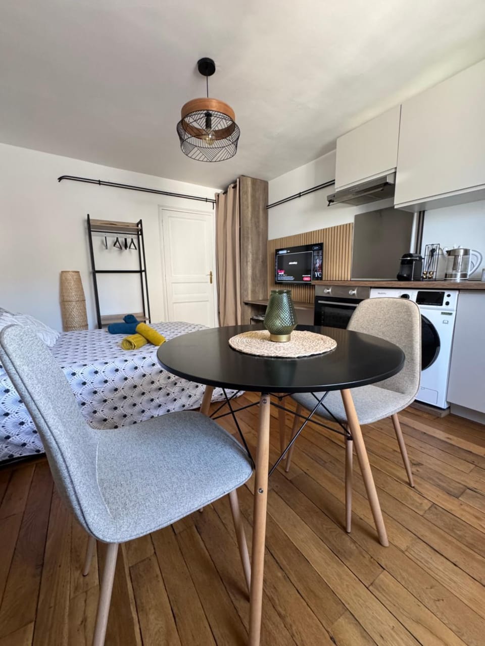 Kitchen or kitchenette, Seating area, Dining area, oven, stove