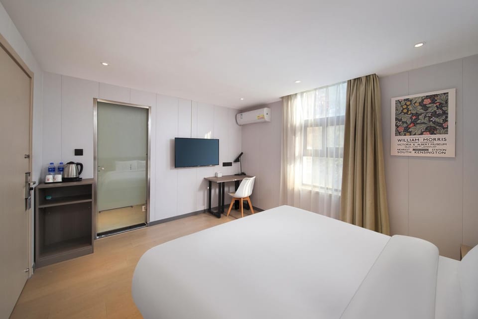 Bed, TV and multimedia, Photo of the whole room, Bedroom, air conditioner