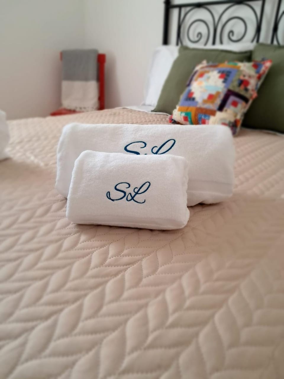 Bed, Bedroom, towels