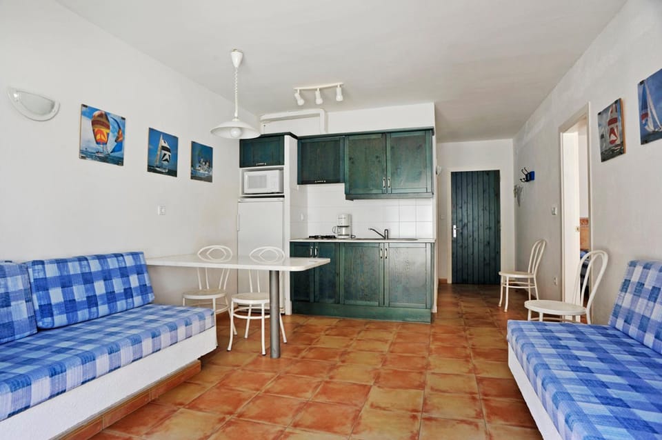 Kitchen or kitchenette, Living room, Dining area, stove