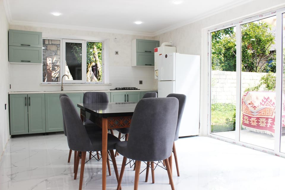 Kitchen or kitchenette, Dining area, oven