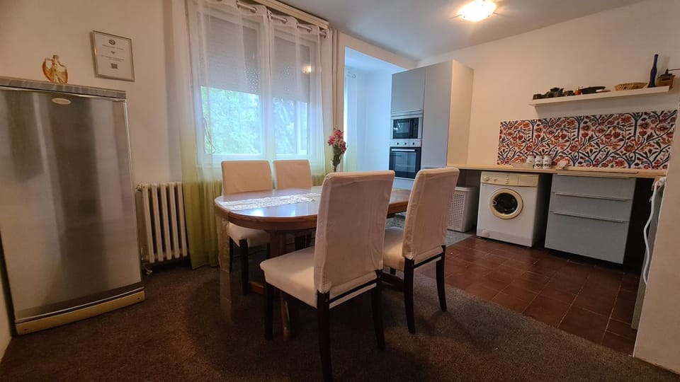 Kitchen or kitchenette, Seating area, Dining area, oven
