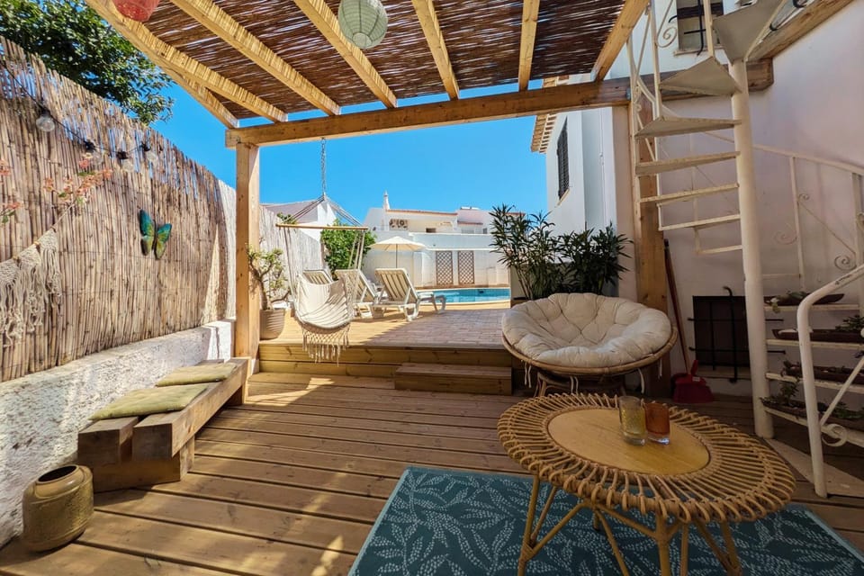 Swimming pool, sunbed