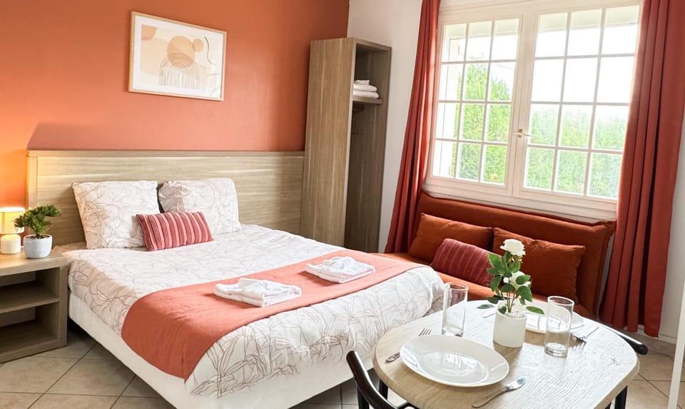 Bed, Living room, Photo of the whole room, Seating area, Dining area, Bedroom, towels