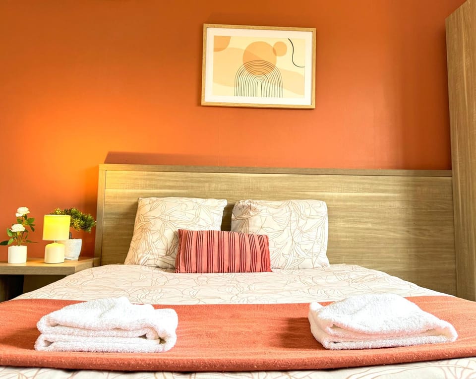 Bed, Photo of the whole room, Bedroom, towels