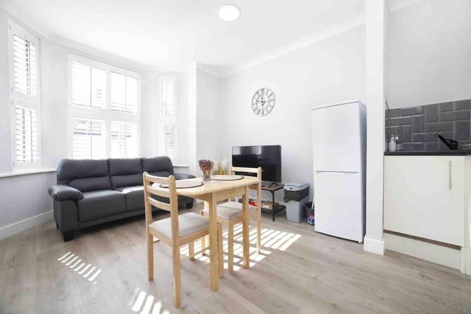 Sheperd's Bush modern studio 40m2 Apartment in London