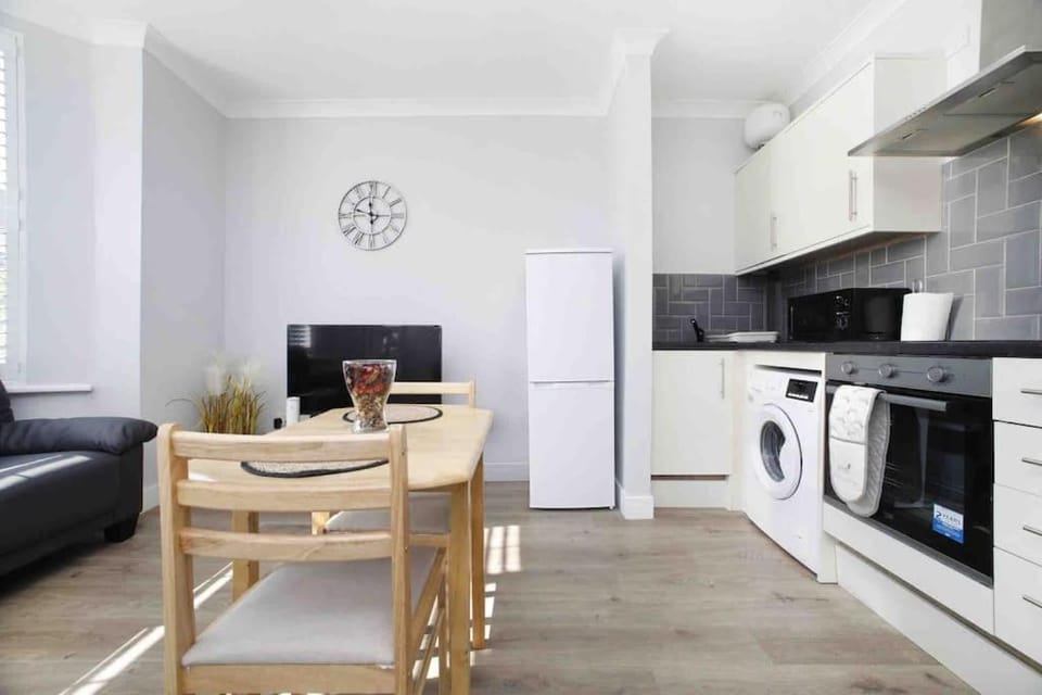 Sheperd's Bush modern studio 40m2 Apartment in London