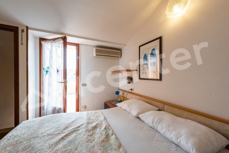 Bed, Bedroom, air conditioner