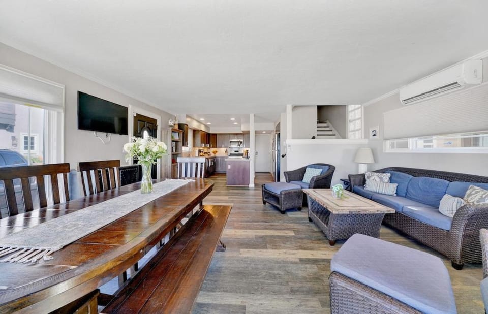 2314 W Oceanfront A & B House in Balboa Peninsula