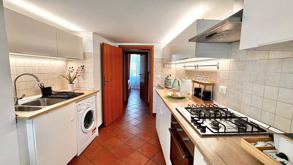 Kitchen or kitchenette, oven, stove, washing machine