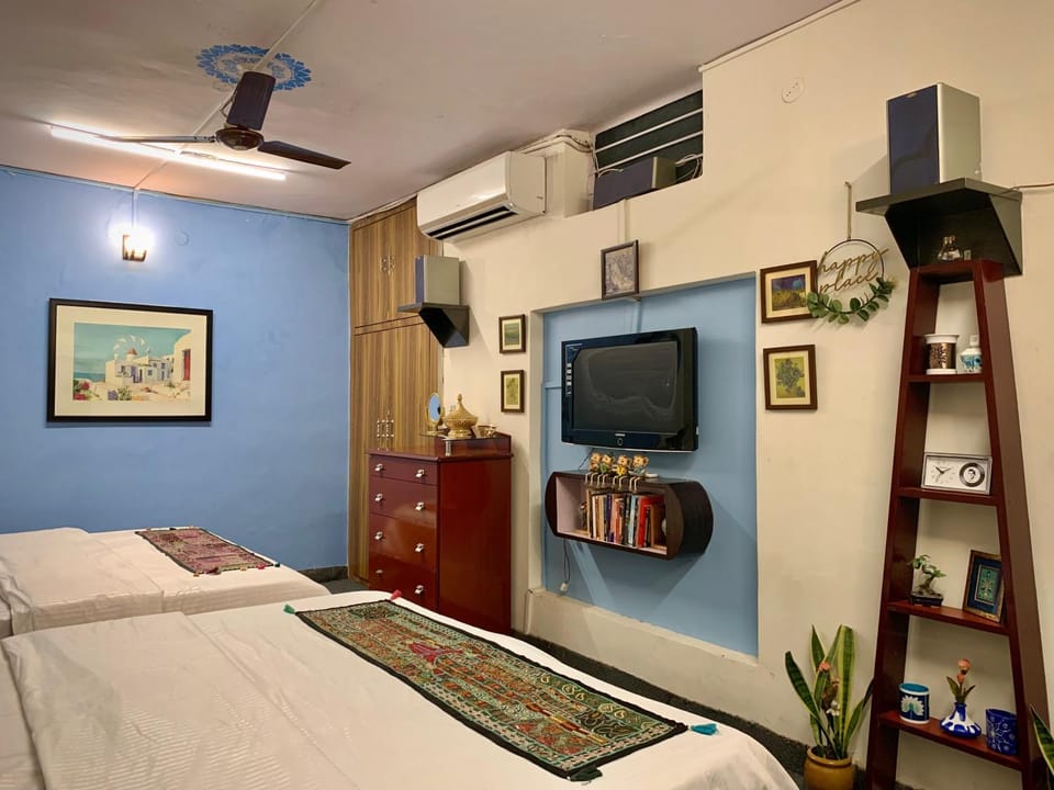 Bed, TV and multimedia, Evening entertainment, Bedroom, air conditioner