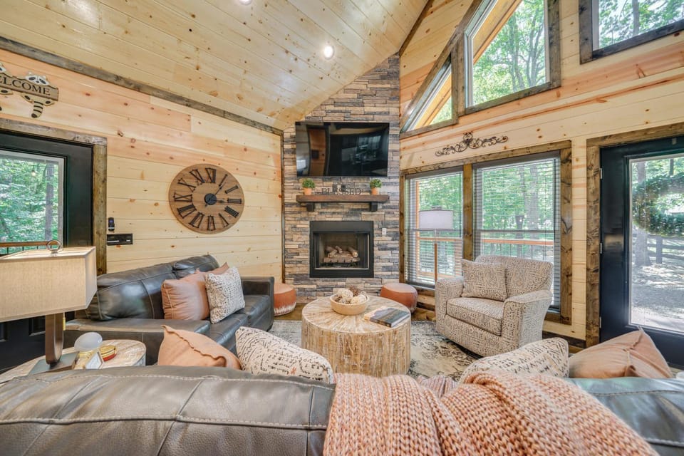 Upscale Broken Bow Cabin: Hot Tub & Fishing Pond! Cabin in Broken Bow