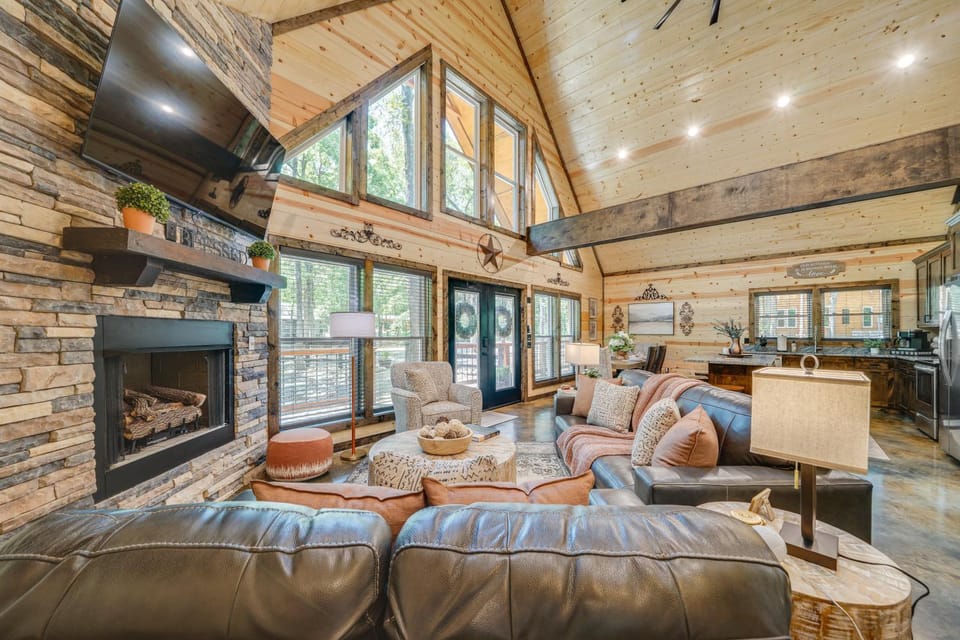Upscale Broken Bow Cabin: Hot Tub & Fishing Pond! Cabin in Broken Bow