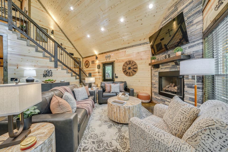 Upscale Broken Bow Cabin: Hot Tub & Fishing Pond! Cabin in Broken Bow