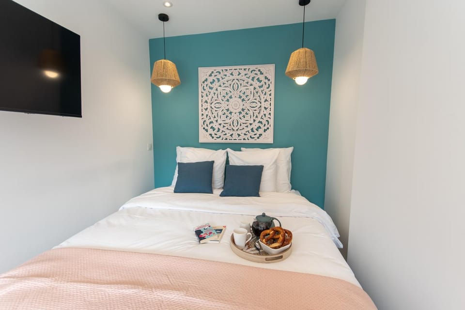 Bed, TV and multimedia, Bedroom