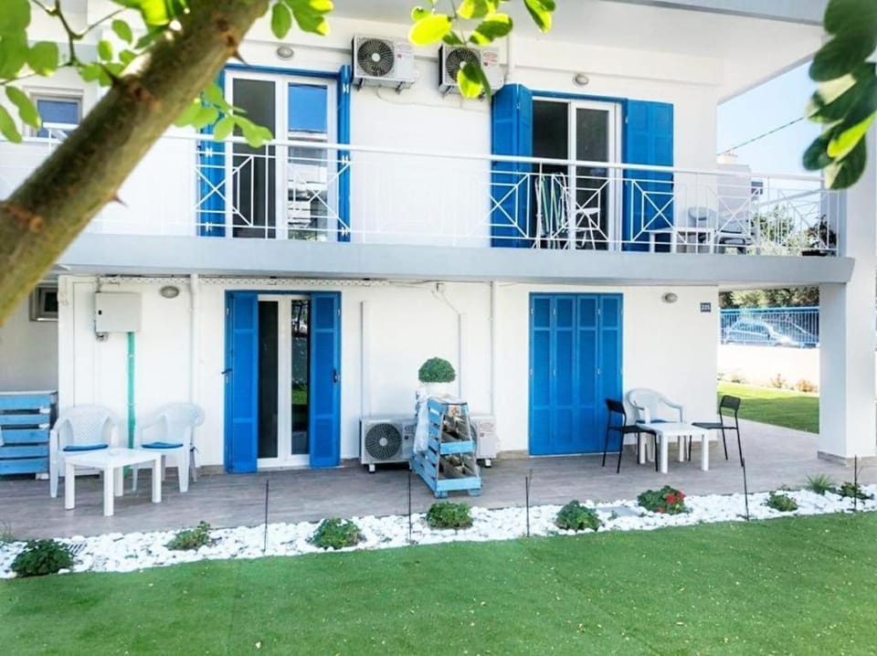 Property building, Patio, Day, Balcony/Terrace