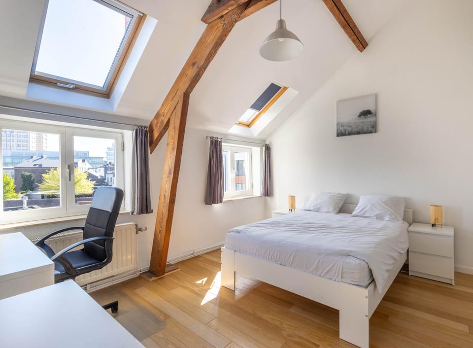 Bed, Photo of the whole room, Bedroom