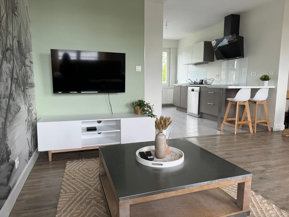 TV and multimedia, Kitchen or kitchenette, Living room, Dining area