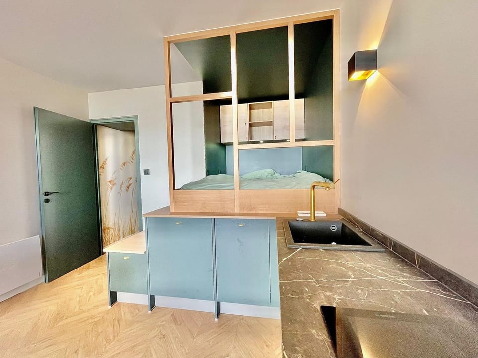Bed, Kitchen or kitchenette, Bedroom