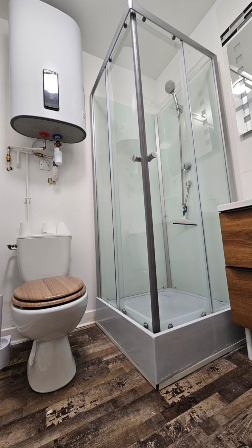 Shower, Toilet