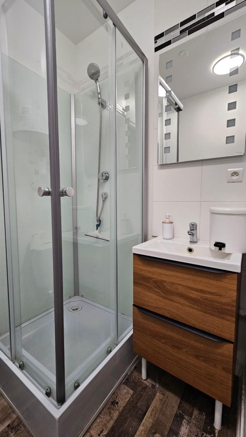 Shower, Bathroom, towels